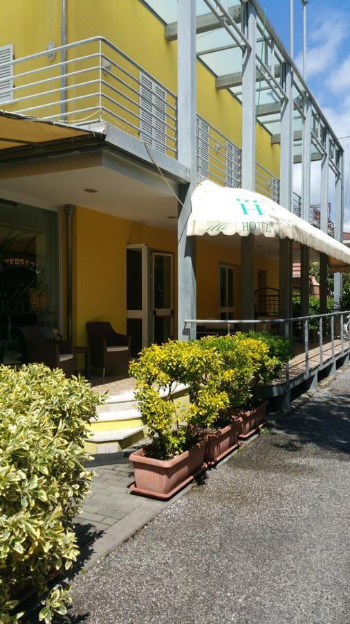 Hotel Illi Марина-ді-Масса Екстер'єр фото